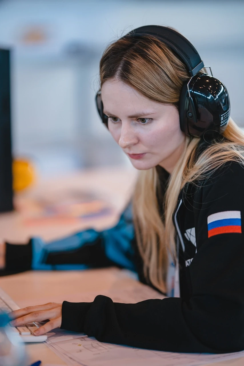 Ирина выполняет задание на AtomSkills 2026
